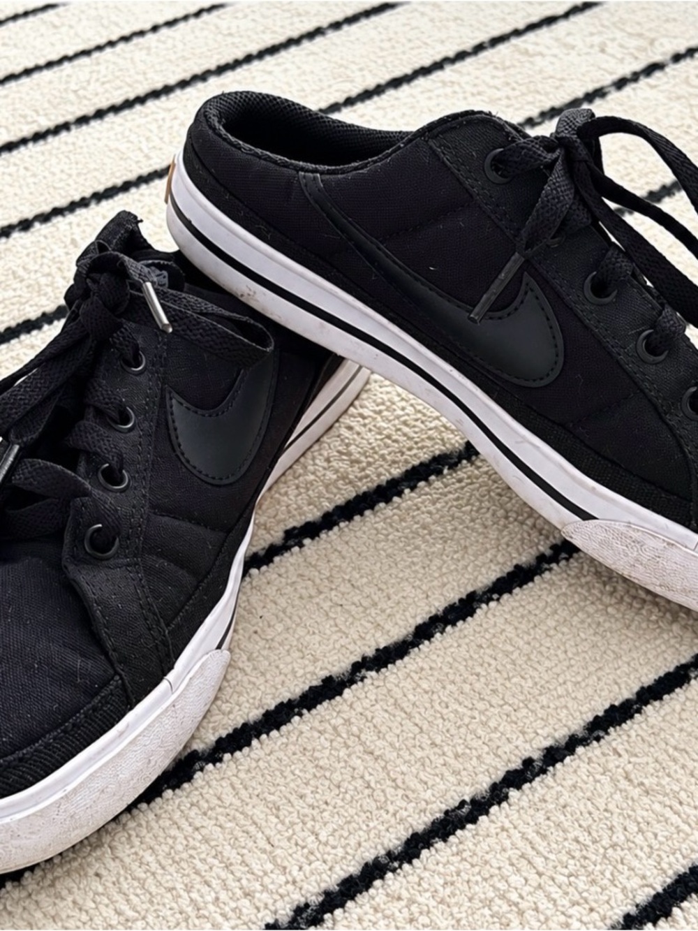 Nike Black Low-Top Canvas Sneakers Size 9